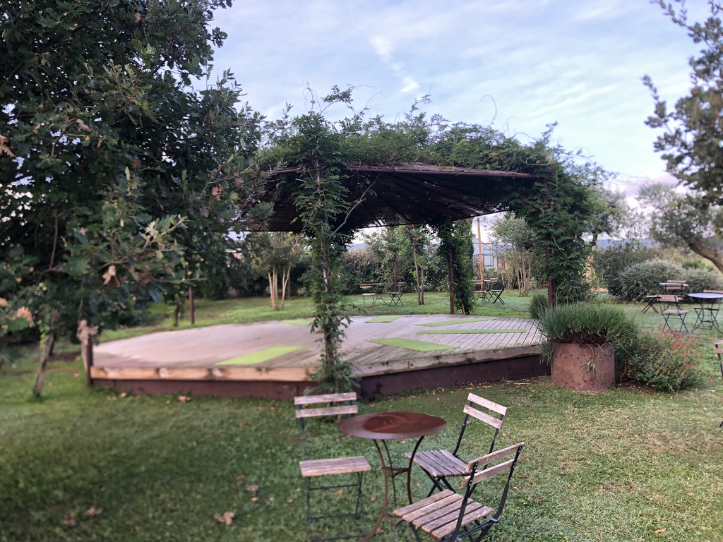 La pérgola de Mas Generós rodeada de jardín
