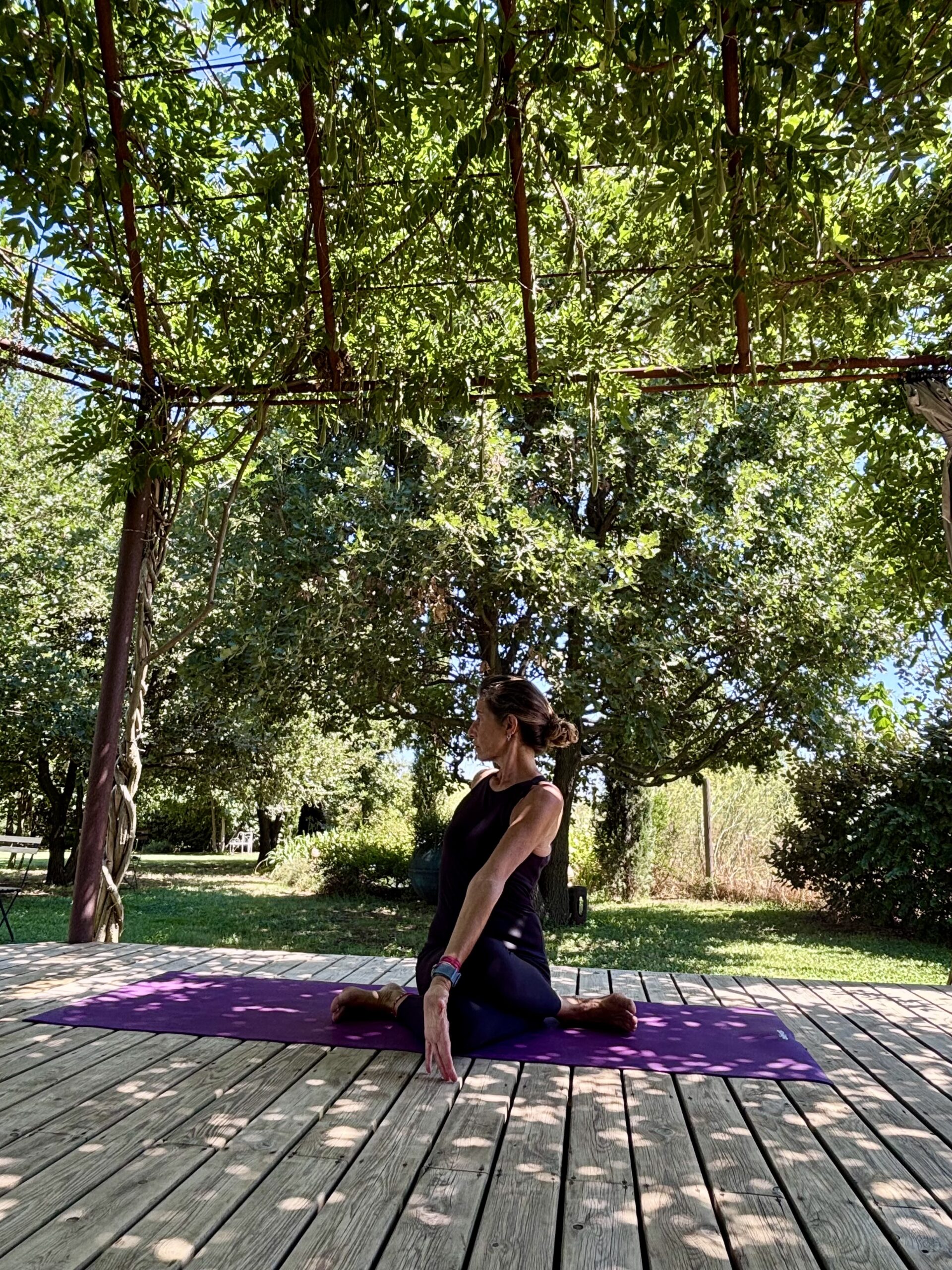 Práctica de yoga en grupo con Pati Peguero en Mas Generós