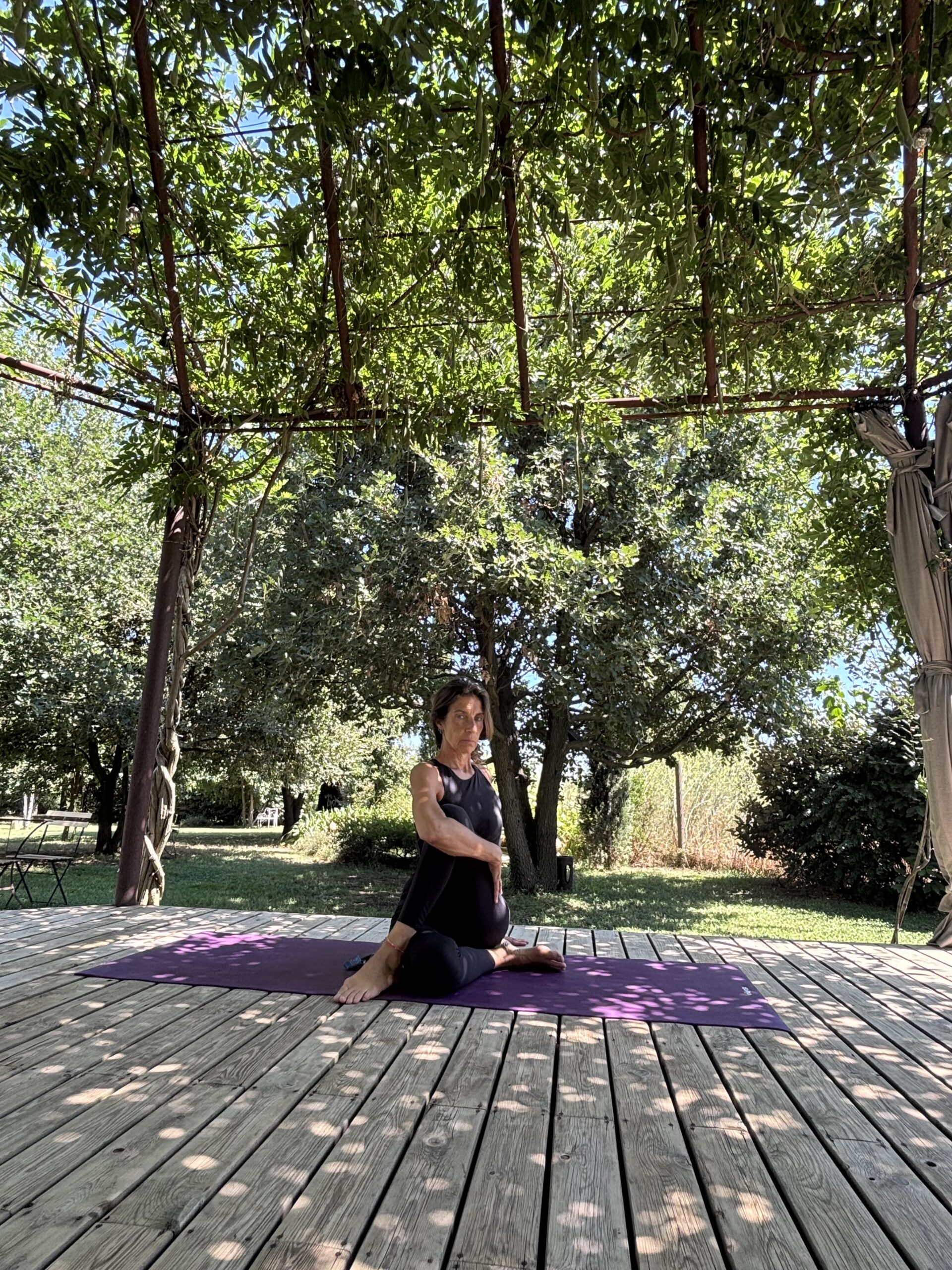 Rotaciones de columna en una práctica de Forrest Yoga
